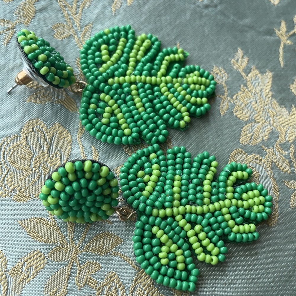 Cute beaded leaf earrings 🍃